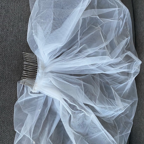 2-tier ivory shoulder veil - Picture 7 of 8